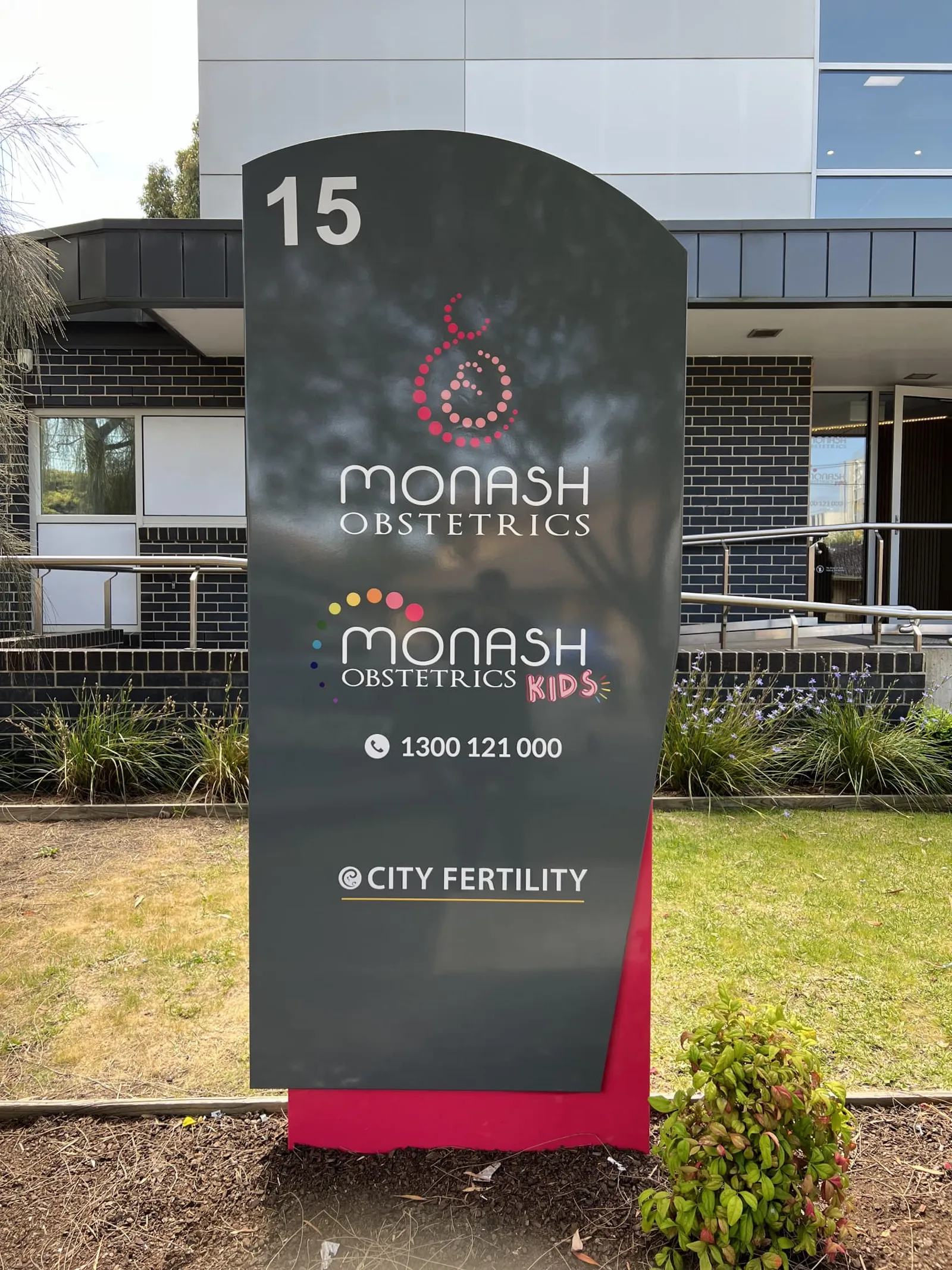 Monash Obstetrics and City Fertility roadside pylon sign